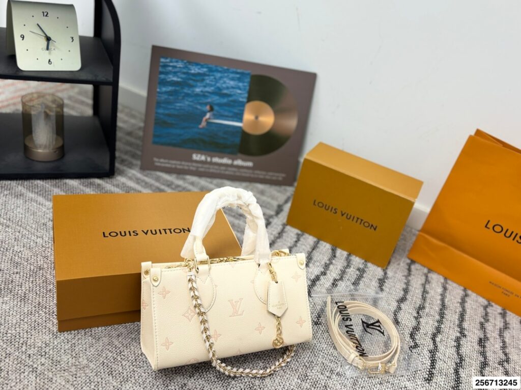 Louis Vuitton p130 25 onthego Material Calfskin Hardware Clutch 1.9 editorial product context 3