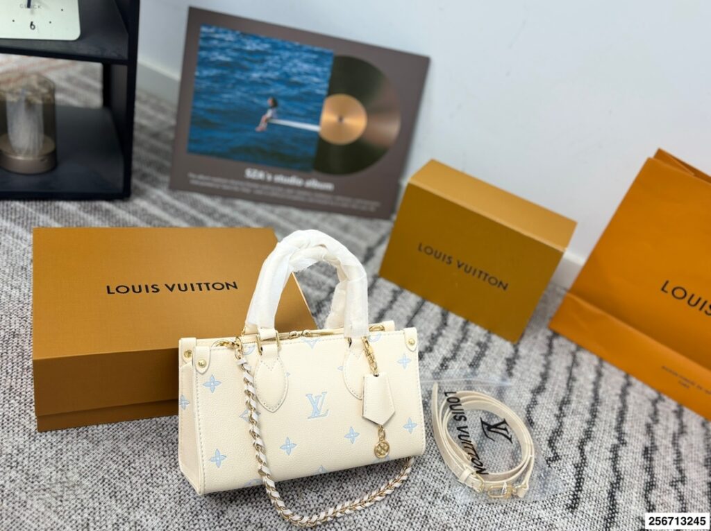 Louis Vuitton 25 Onthego Tote Bag editorial product context 2
