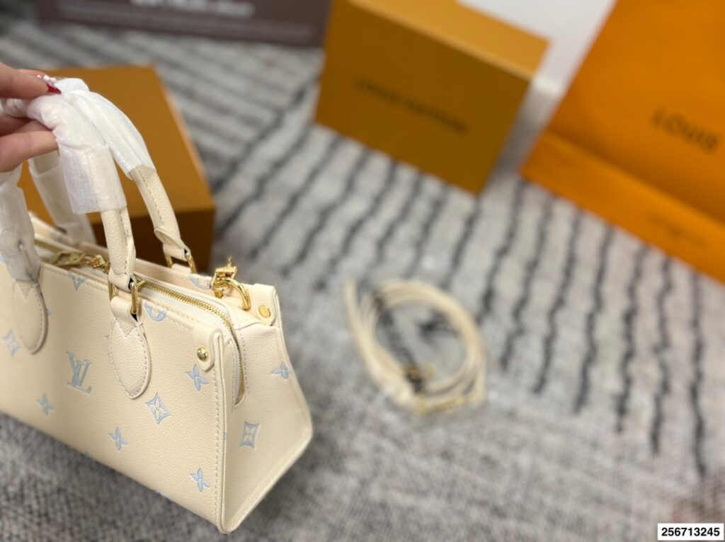 Louis Vuitton p130 25 onthego Material Calfskin Hardware Clutch 1.9 editorial product context 2