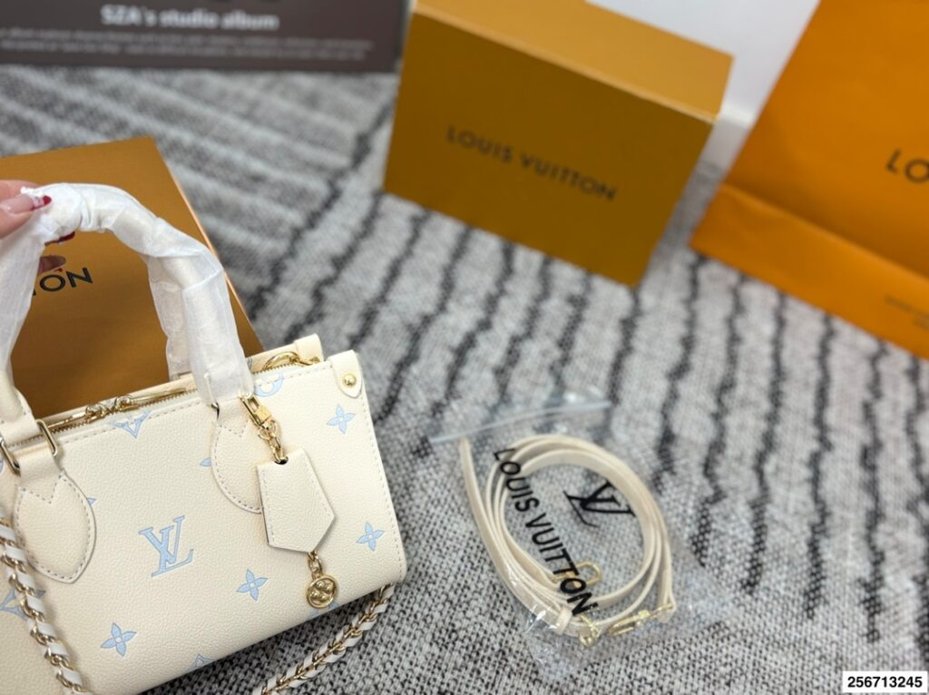 Louis Vuitton p130 25 onthego Material Calfskin Hardware Clutch 1.9 editorial product context 3