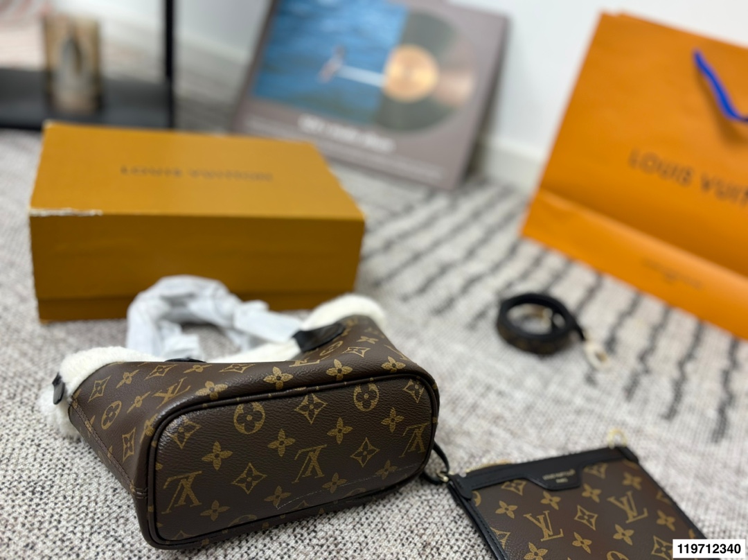 Louis Vuitton p135 size 20 Neverfull NB Tote Bag