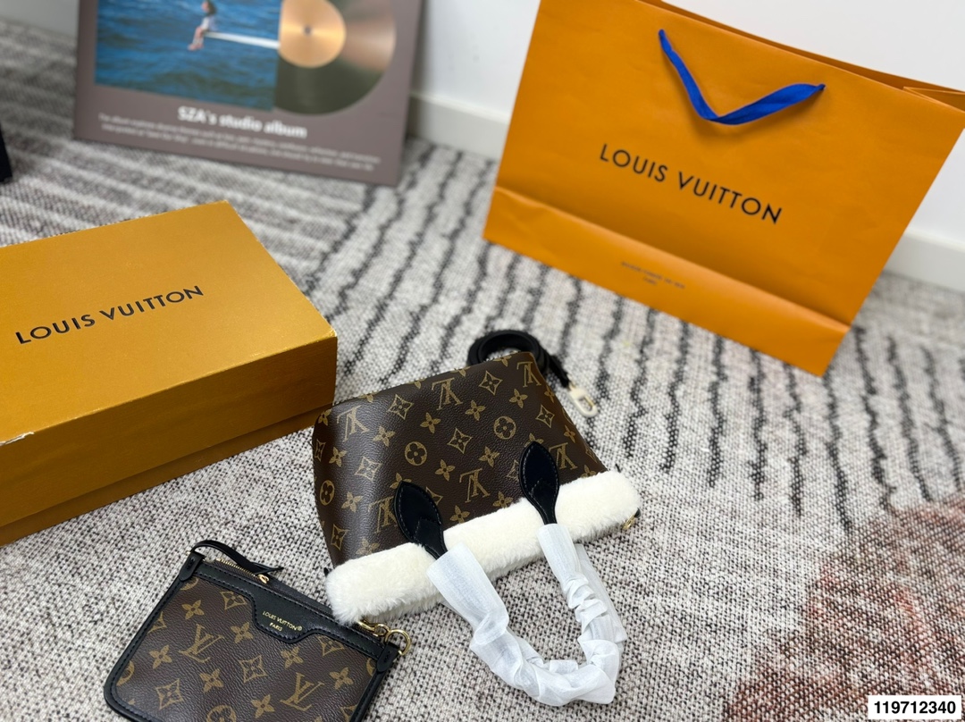 Louis Vuitton p135 size 20 Neverfull NB Tote Bag