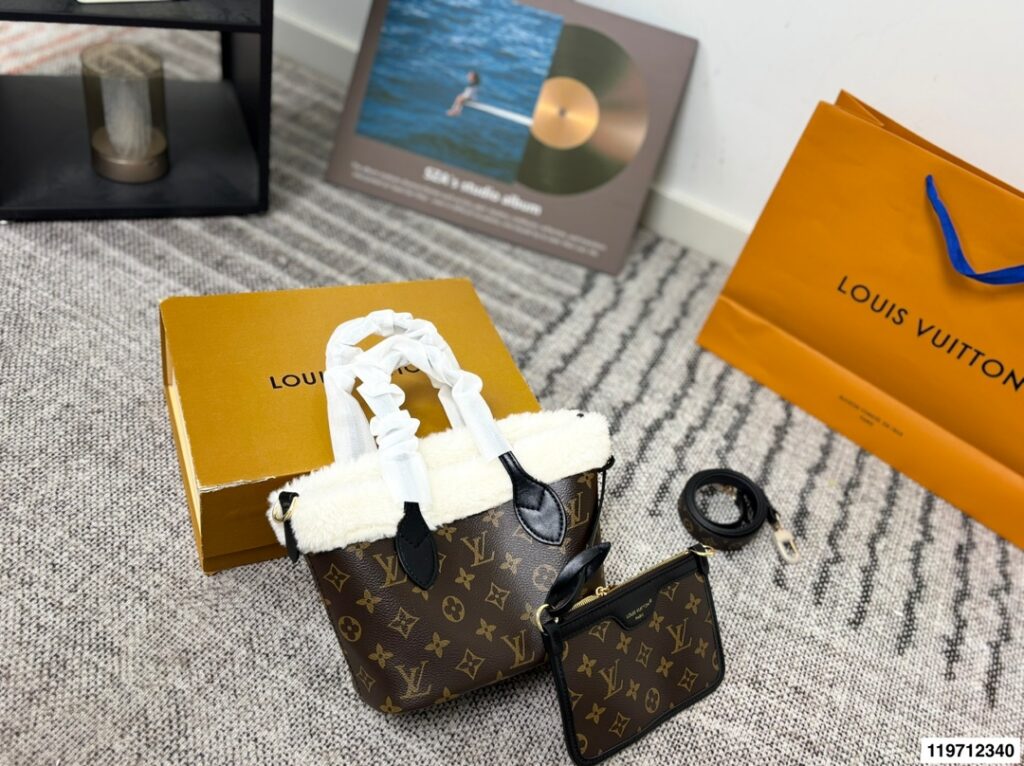 Louis Vuitton Neverfull Nb Tote Bag 20 x 17 cm editorial product context 1