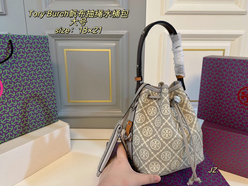 Tory Burch Tb Large Canvas Bucket Bag 18 x 21 cm editorial product context 3