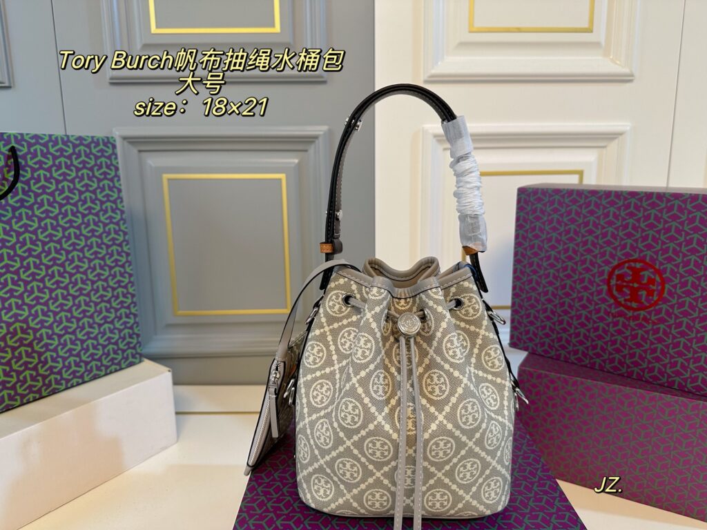 Tory Burch Tb Large Canvas Bucket Bag 18 x 21 cm editorial product context 2