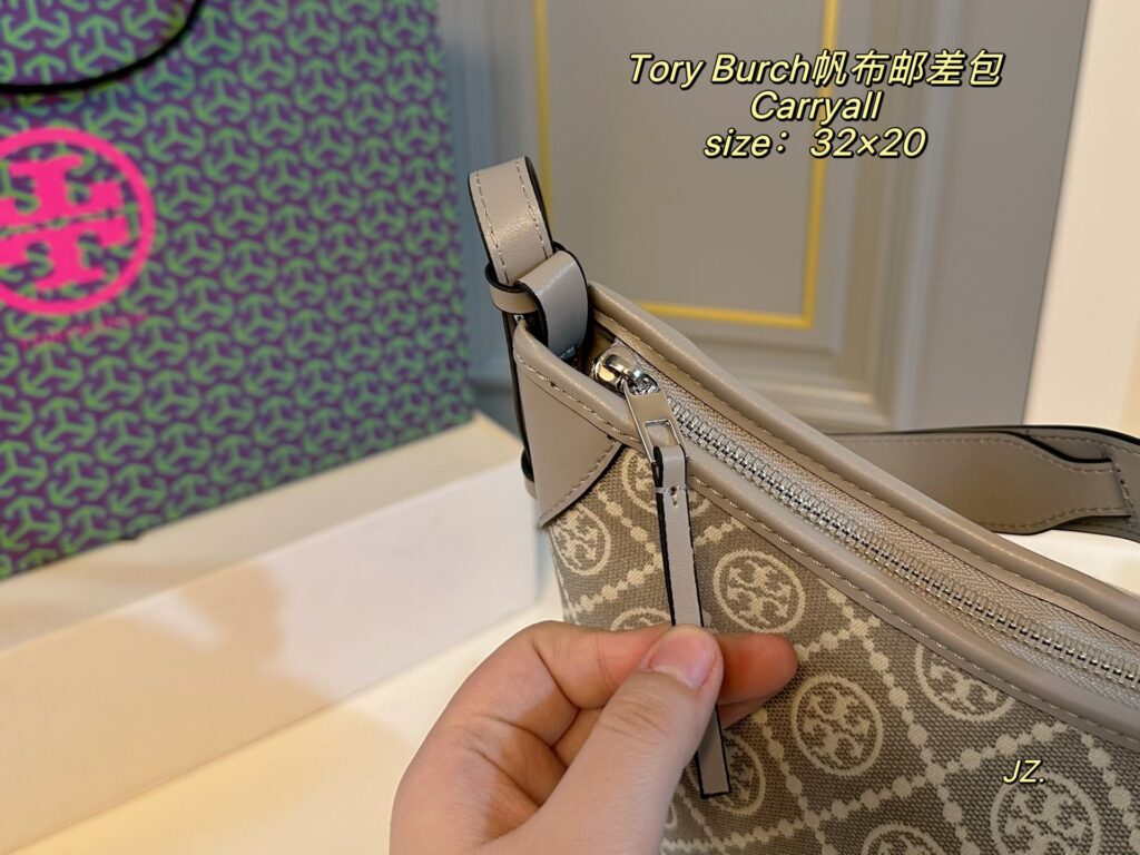 Tory Burch Tb Carryall Bag 32 x 20 cm editorial product context 3
