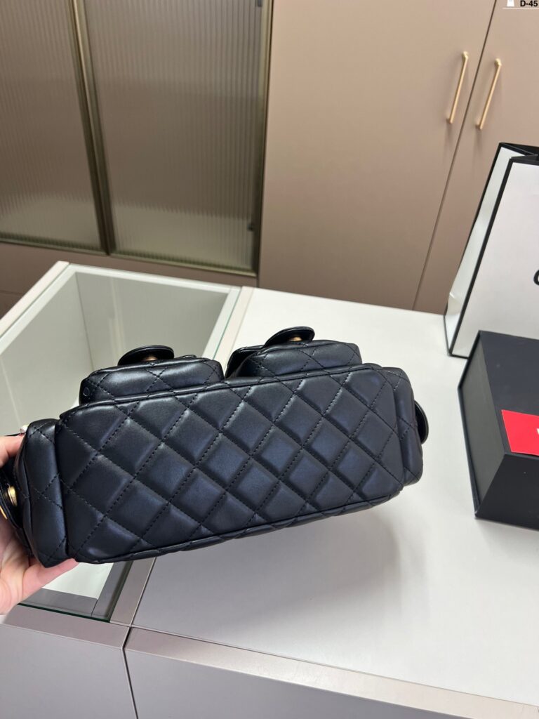 Chanel p170 45 25 14 Jennie hobo Clutch 1.9 x editorial product context 3
