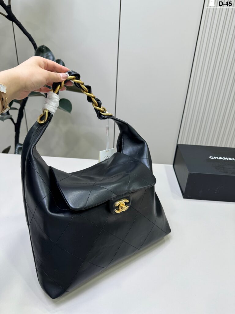 Chanel p135 45 33 26 Hobo Clutch 1.9 x 1.1 editorial product context 1