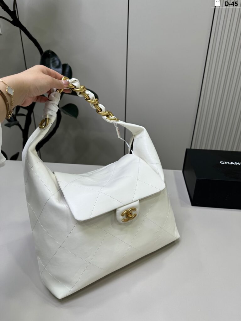 Chanel Hobo p135 Clutch 1.9 x 1.1 x 0.2 cm editorial product context 2
