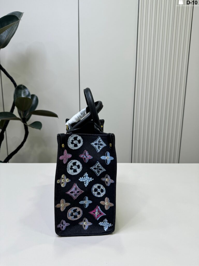 Louis Vuitton p150 10 32 17 LV1854 Logo Clutch 1.9 editorial product context 2