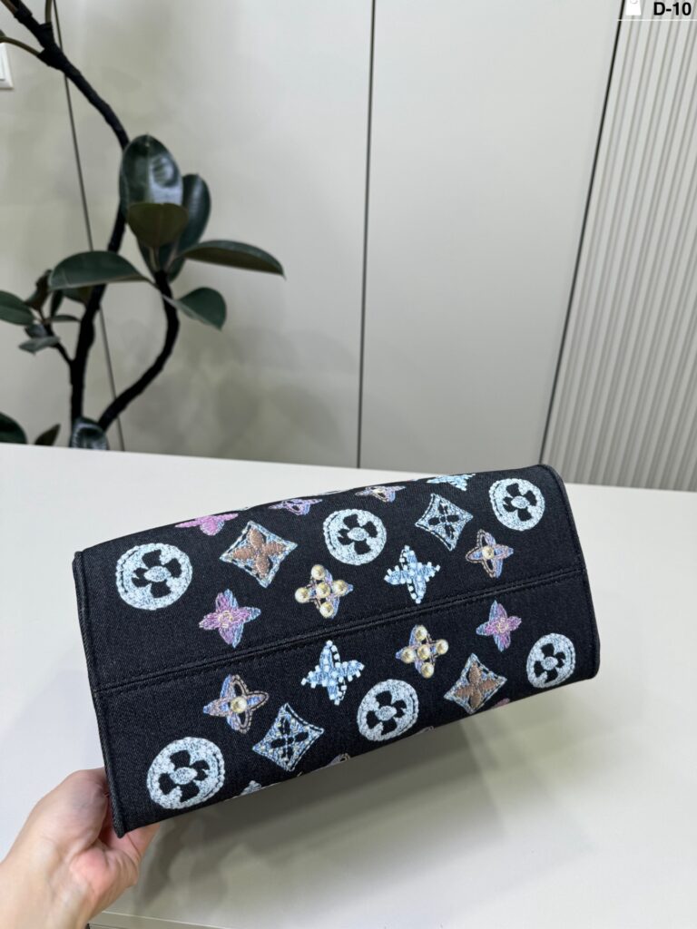 Louis Vuitton p150 10 32 17 LV1854 Logo Clutch 1.9 editorial product context 3