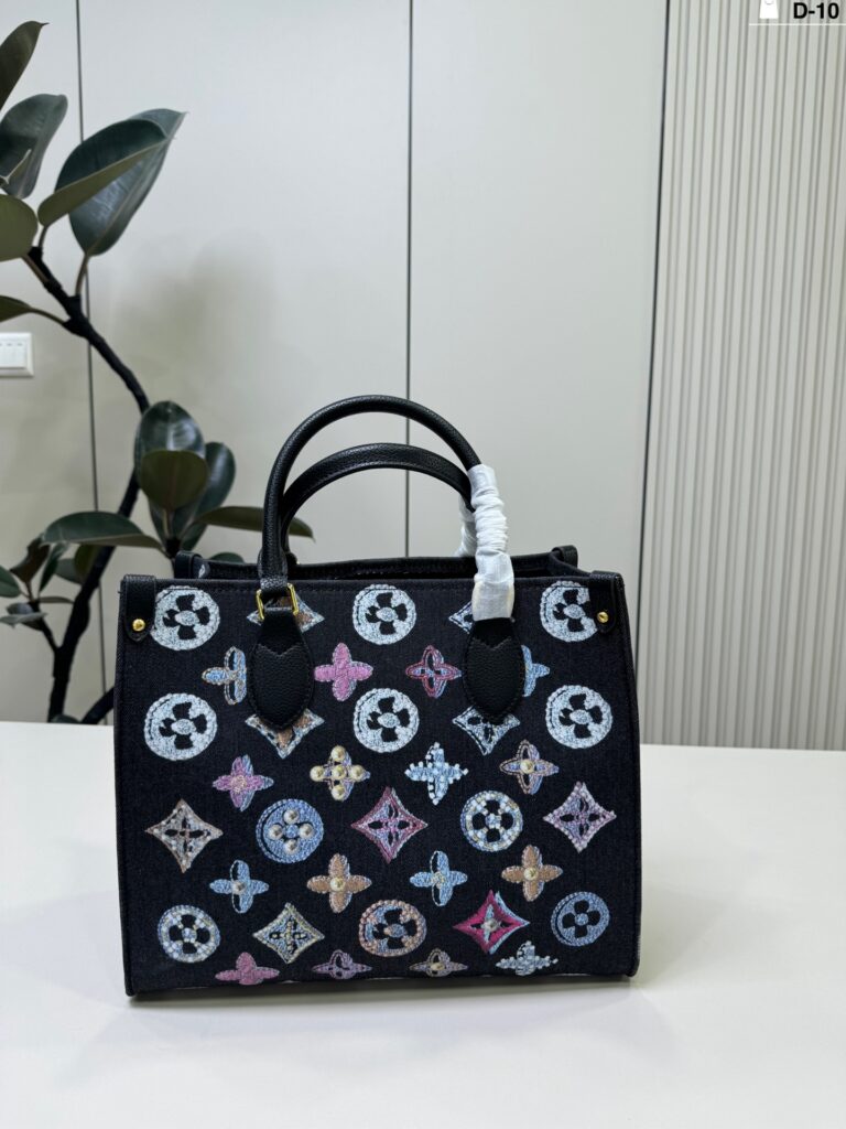 Louis Vuitton p150 10 32 17 LV1854 Logo Clutch 1.9 editorial product context 1