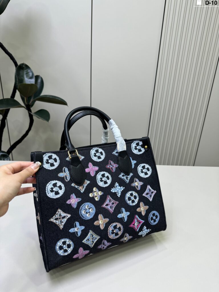 Louis Vuitton p150 Clutch 1.9 x 1.1 x 0.2 cm editorial product context 2