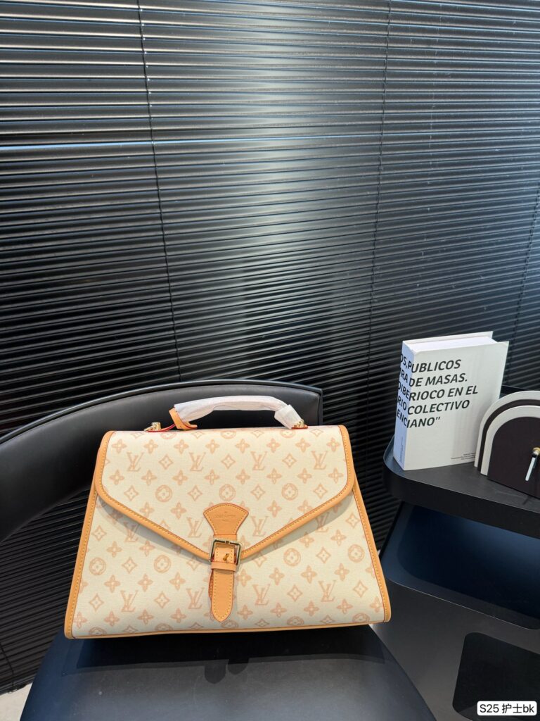 Louis Vuitton P160 38 25 Clutch 1.9 x 1.1 x editorial product context 3