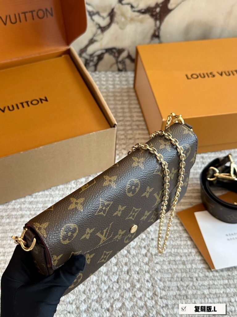 Louis Vuitton 125 2020 POCHETTE LICIE Material Calfskin Clutch 1.9 editorial product context 3