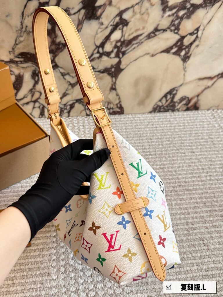 Louis Vuitton Carryall Neverfull 34 Crossbody Bag 19 cm editorial product context 3
