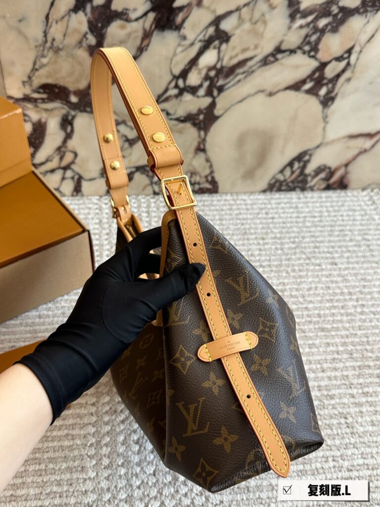 Louis Vuitton Carryall Neverfull 34 Crossbody Bag 19 cm editorial product context 3