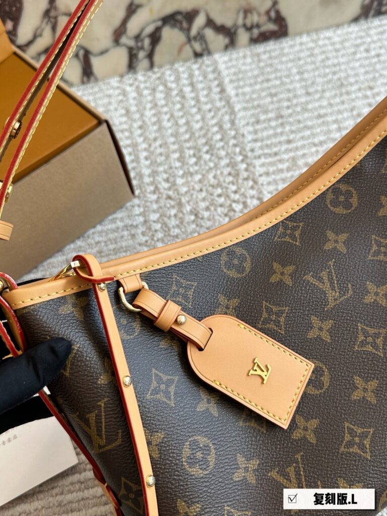 Louis Vuitton Carryall Neverfull 34 Crossbody Bag 19 cm editorial product context 2
