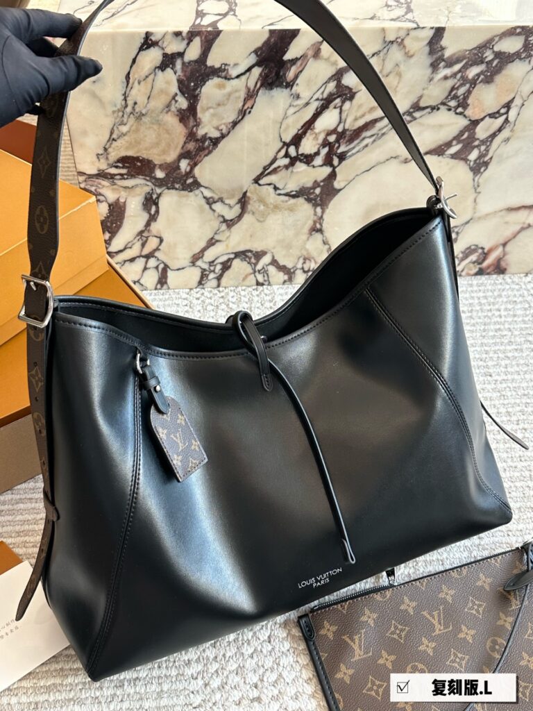Designer Carryalldark Carrv All Dark Medium Black Calfskin Leather Clutch 30 editorial product context 1