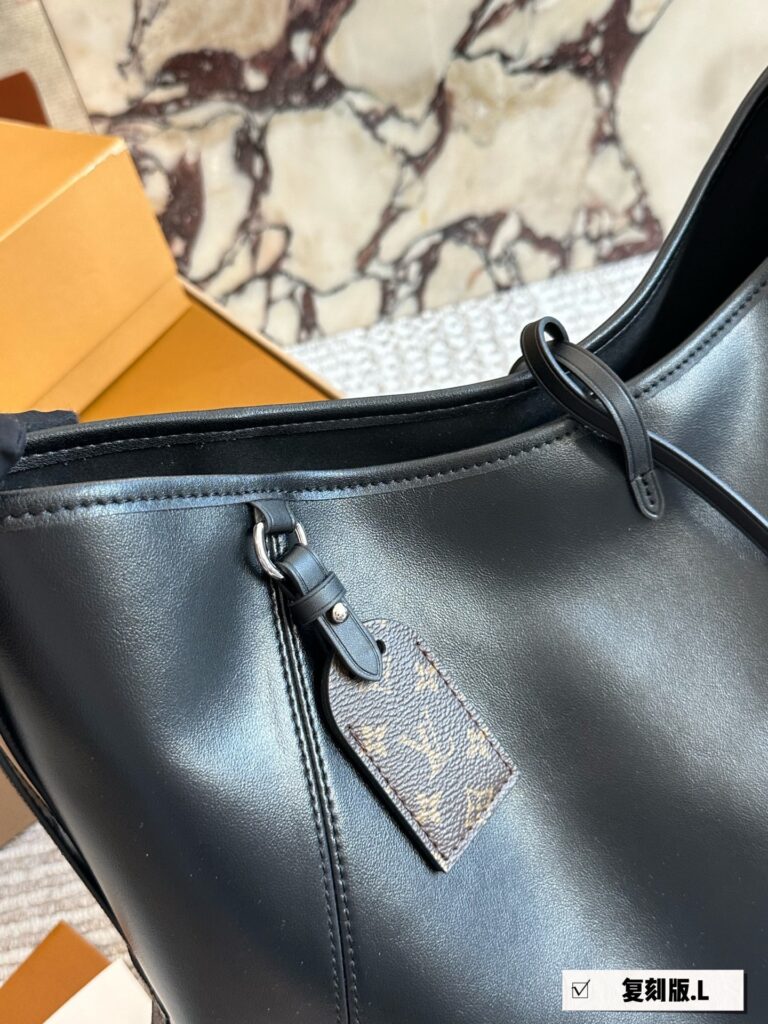 Designer Carryalldark Carrv All Dark Medium Black Calfskin Leather Clutch 30 editorial product context 2