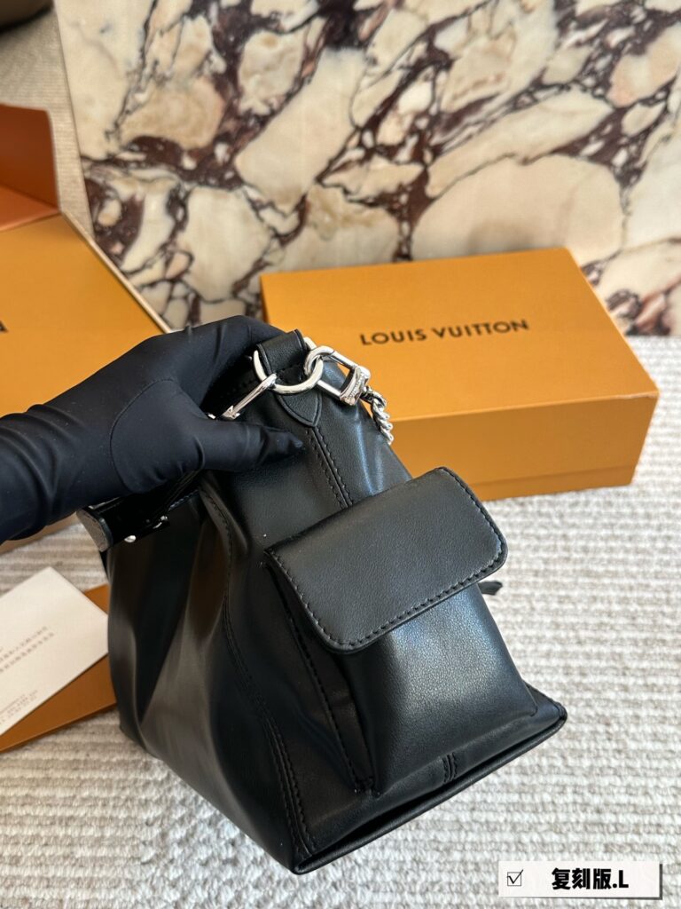 Designer Carryalldark Carrv All Dark 30 Small Black Calfskin Leather Clutch editorial product context 2