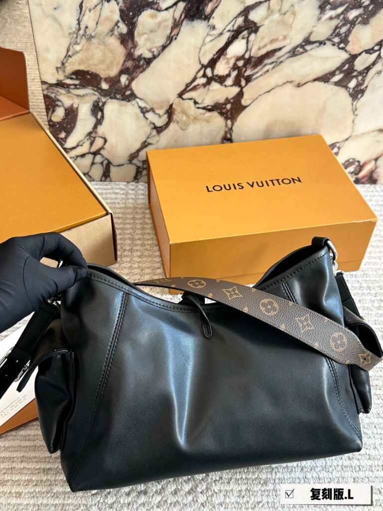 Designer Carryalldark Carrv All Dark 30 Small Black Calfskin Leather Clutch editorial product context 3