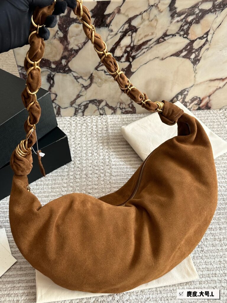 Saint Laurent Amalia Logo 46 Leather Bag 28 cm editorial product context 1