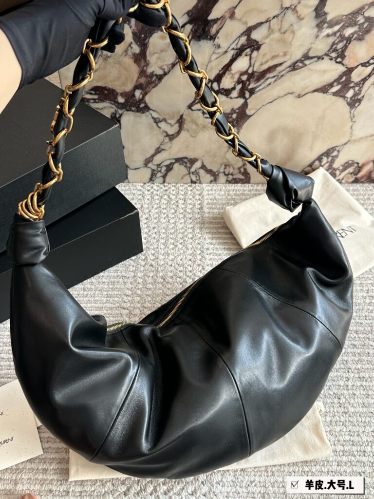 Saint Laurent p295 Amalia logo 46 Material Calfskin Clutch 1.9 editorial product context 1