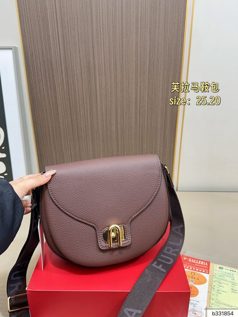 Designer 155 25 20 FURLA Clutch 1.9 x 1.1 x editorial product context 2