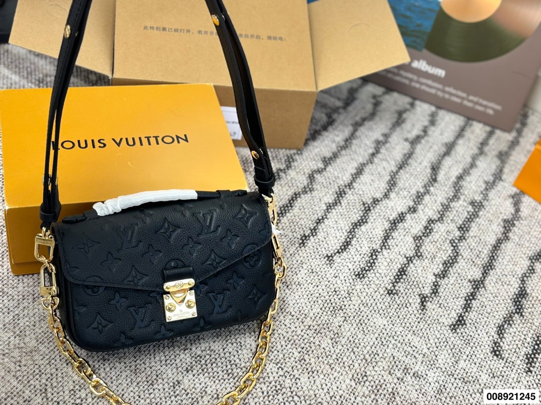 Louis Vuitton p230 21 12 Small Bag