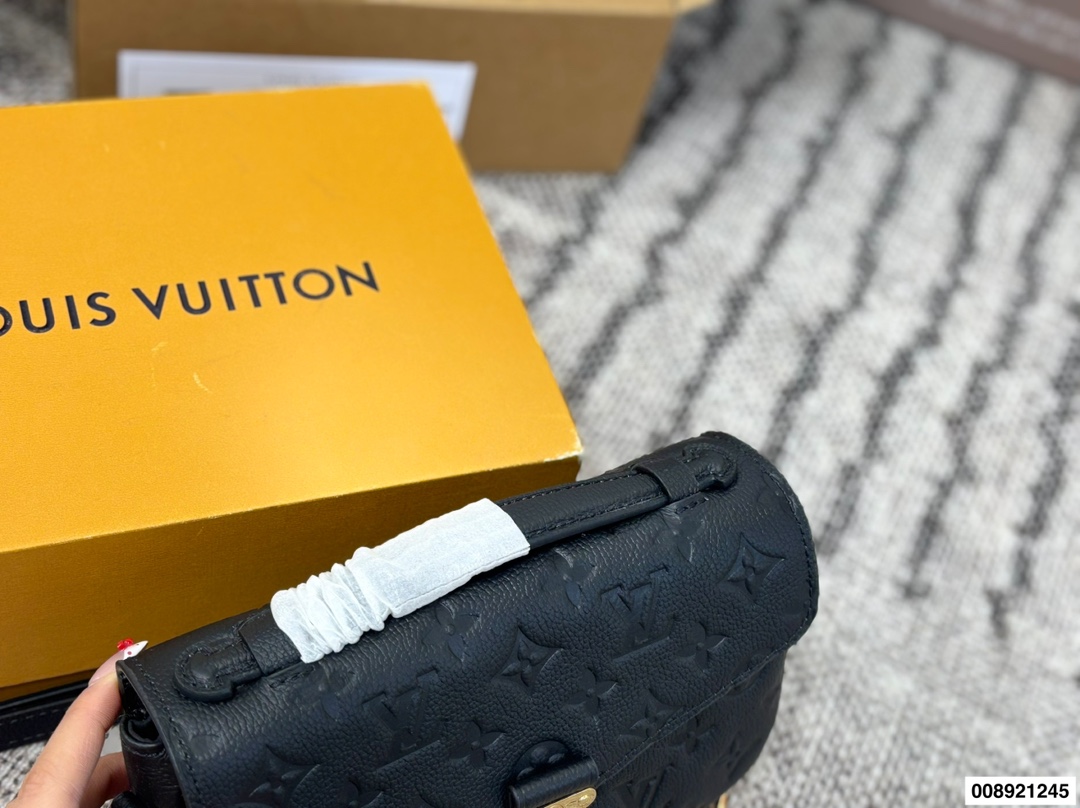 Louis Vuitton p230 21 12 Small Bag