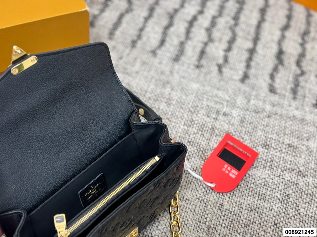 Louis Vuitton p230 21 12 Small Bag