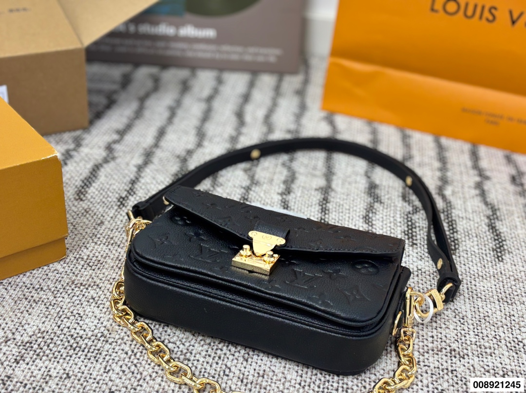 Louis Vuitton p230 21 12 Small Bag
