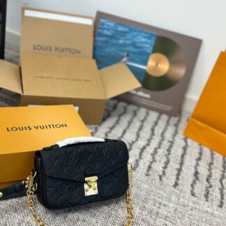 Louis Vuitton p230 21 12 Small Bag