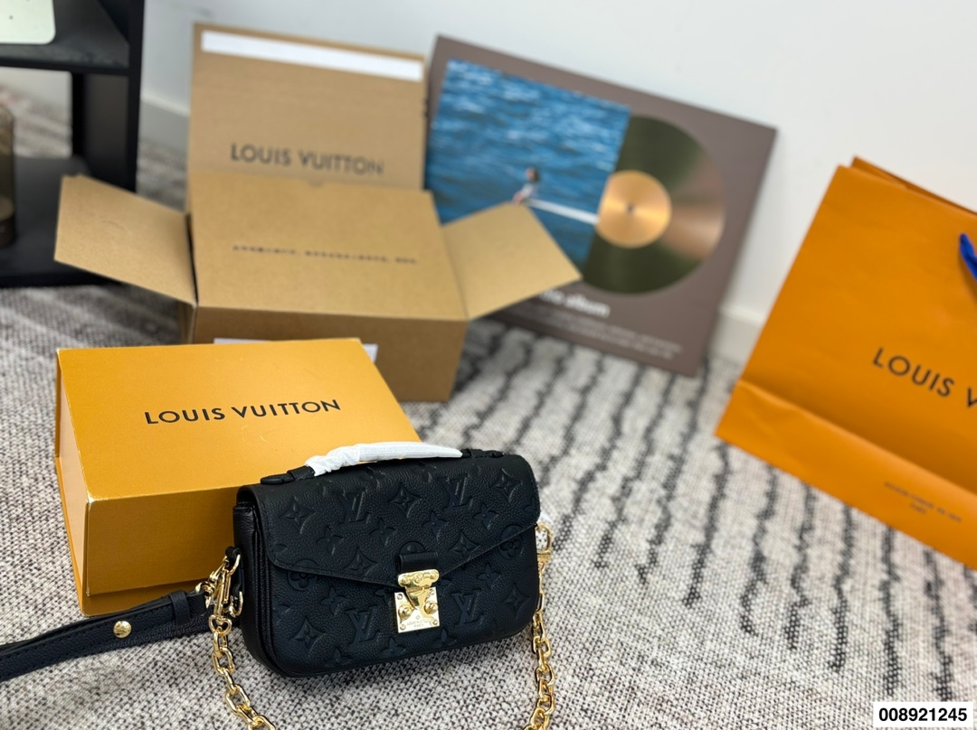 Louis Vuitton p230 21 12 Small Bag