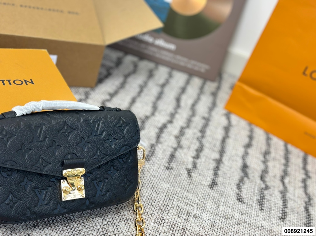 Louis Vuitton p230 21 12 Small Bag