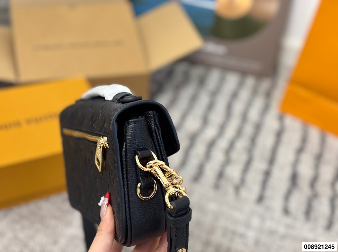 Louis Vuitton p230 21 12 Small Bag