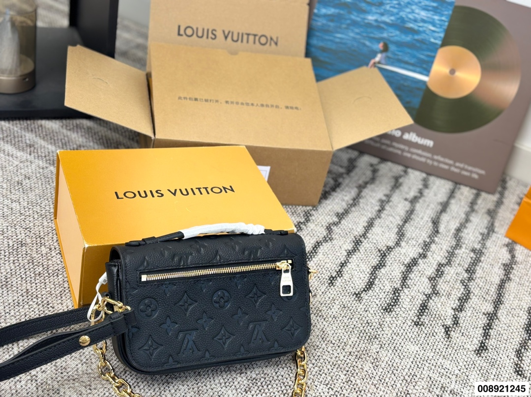Louis Vuitton p230 21 12 Small Bag