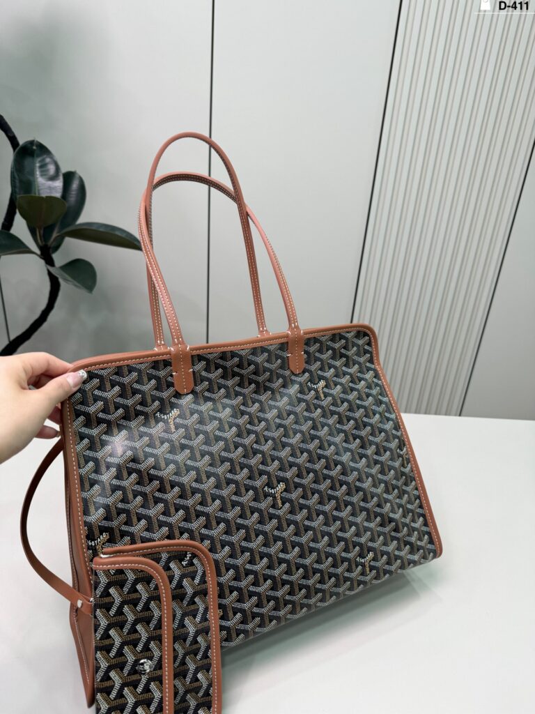 Goyard p160 Clutch 1.9 x 1.1 x 0.2 cm editorial product context 3