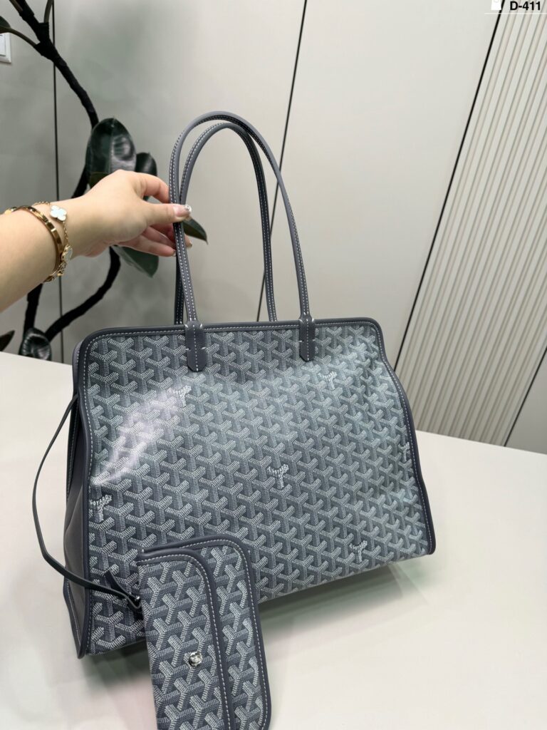 Goyard p160 Clutch 1.9 x 1.1 x 0.2 cm editorial product context 1