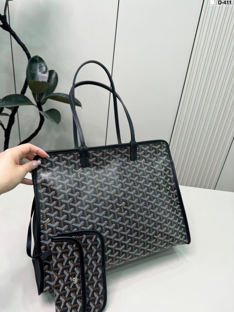 Goyard p160 Clutch 1.9 x 1.1 x 0.2 cm editorial product context 2