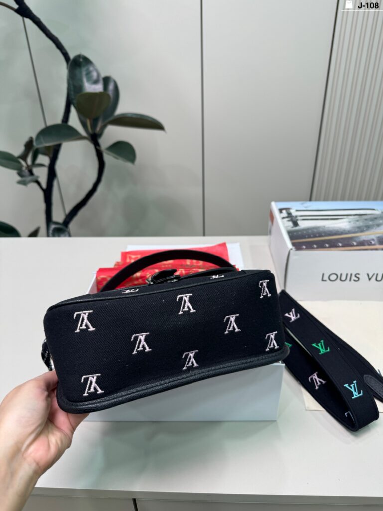 Louis Vuitton p210 108 25 14 Monogram Clutch 1.9 x editorial product context 3