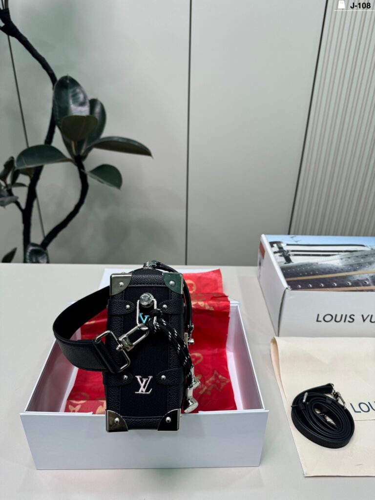 Louis Vuitton p205 108 23 16 Clutch 1.9 x 1.1 editorial product context 2