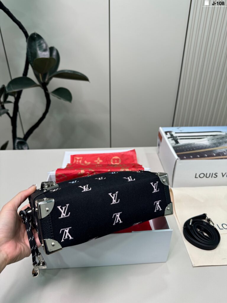 Louis Vuitton p205 108 23 16 Clutch 1.9 x 1.1 editorial product context 3