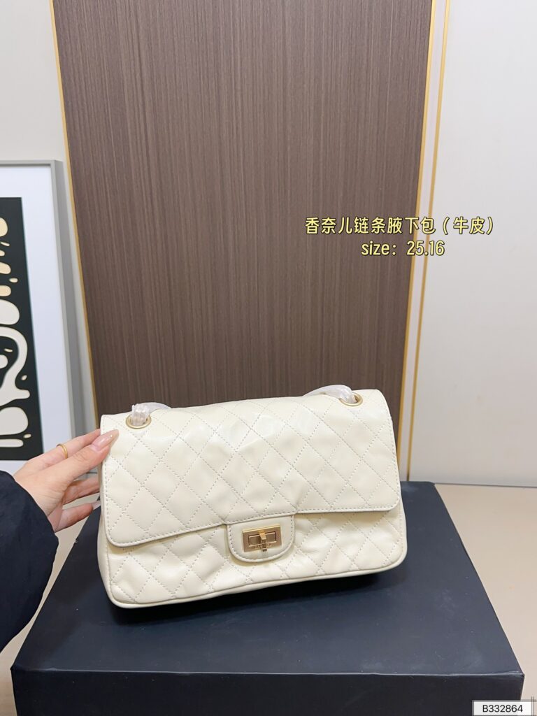 Chanel 265 OR OK 25 16 Clutch 1.9 x 1.1 editorial product context 1