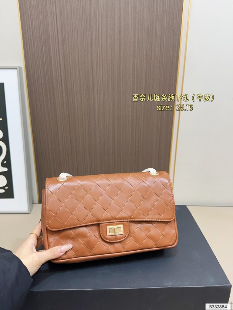 Chanel 265 OR OK 25 16 Clutch 1.9 x 1.1 editorial product context 3