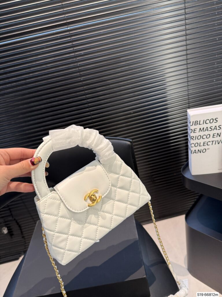 Chanel P130 SS chanel23ss 20 11 Clutch 1.9 x 1.1 editorial product context 3
