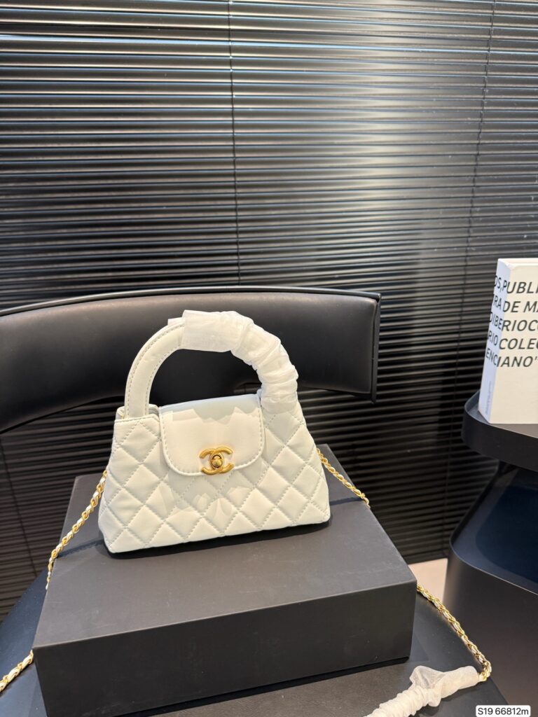 Chanel Ss Chanel23ss Handbag editorial product context 2