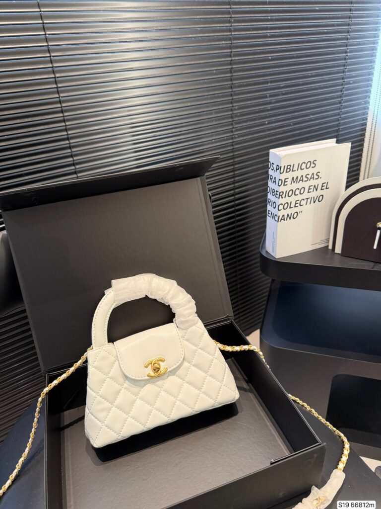 Chanel P130 SS chanel23ss 20 11 Clutch 1.9 x 1.1 editorial product context 1