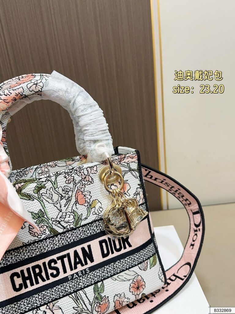 Dior 270 23 20 Clutch 1.9 x 1.1 x 0.2 editorial product context 3
